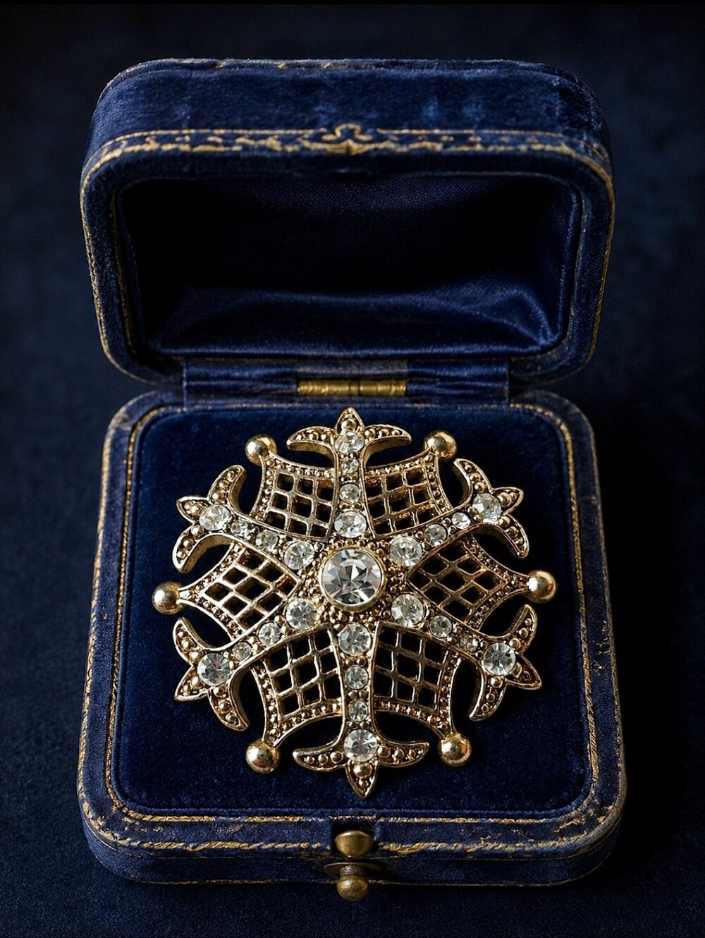 Monet Heavy Electroplate Signed Snowflake Unisex Vintage Rhinestone Brooch Pin